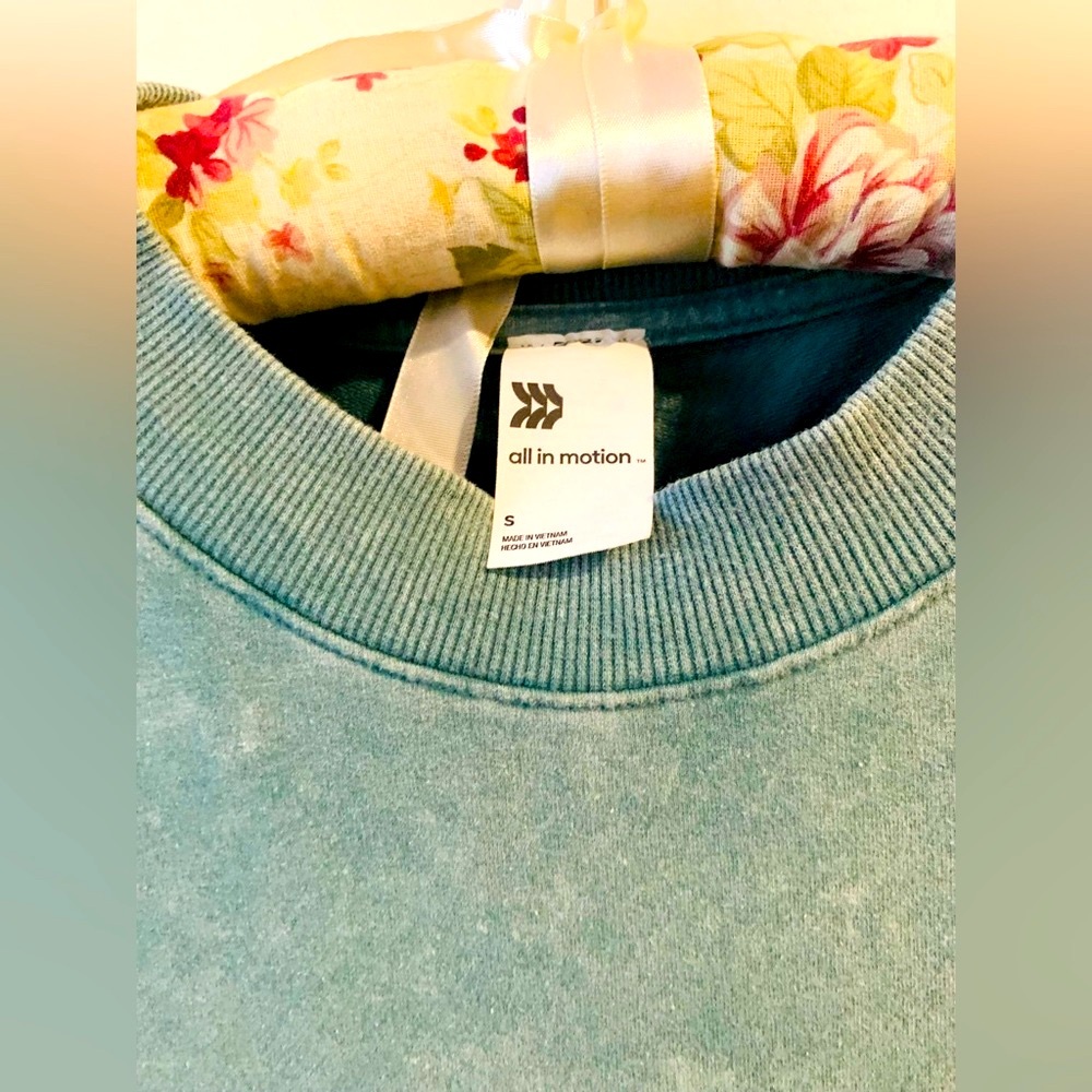 Small/medium Sweater Bundle 🌺 - Picture 10 of 15